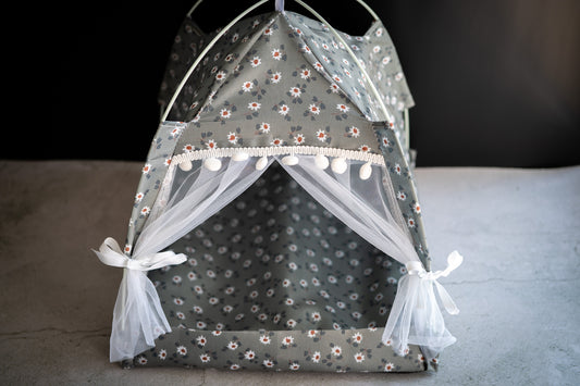 Floral bed tent for small pets, cats and dogs. | Tente-lit sauge fleurie pour petits animaux, chats et chiens.