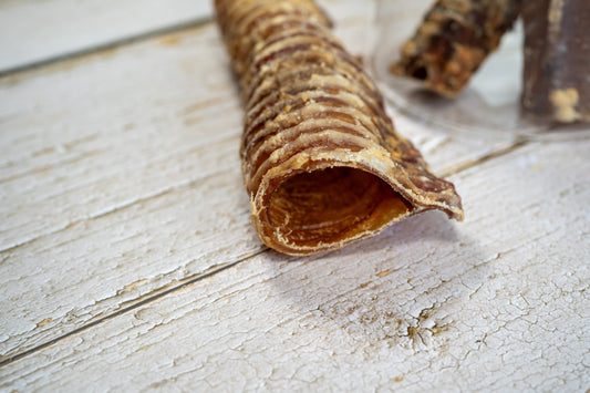 The natural composition of the trachea helps remove tartar and plaque when your dog chews. | La composition naturelle de la trachée aide à éliminer le tartre et la plaque dentaire lorsque votre chien mâche.