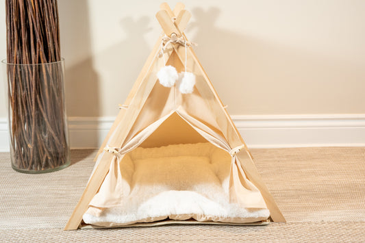 Beige pet tent for dogs, cats and rabbits with cozy cushion and soft pompoms. | Tente beige pour chiens, chats et lapins avec coussin douillet et pompons doux.