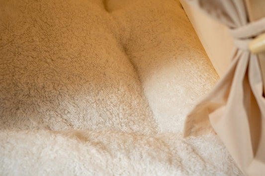 Close-up view of white cushion of super comfortable and soft beige pet tent. | Vue rapprochée du coussin blanc de la tente beige pour animaux super confortable et douce.