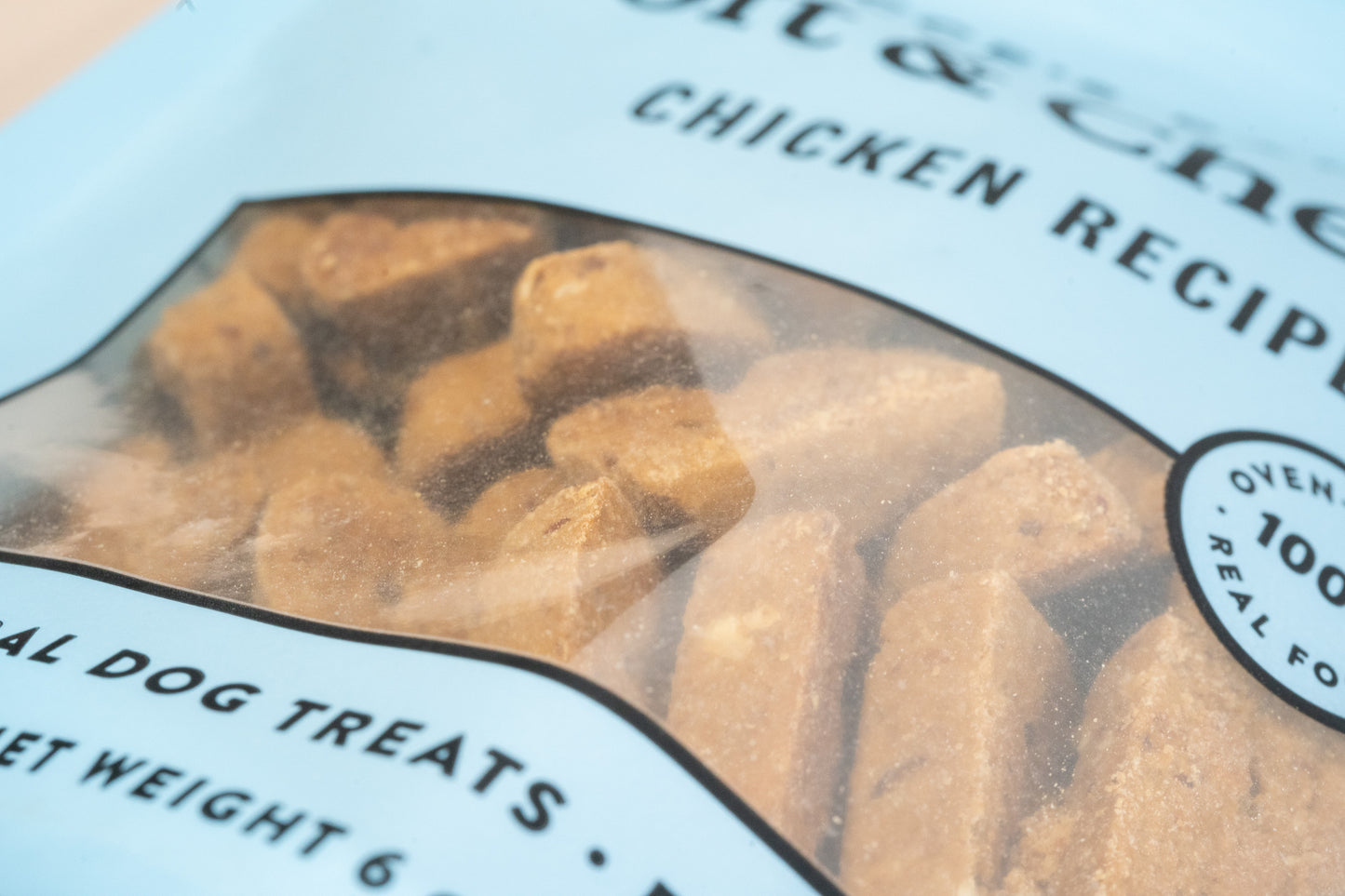 Vue rapprochée des friandises pour chiens en forme de lettre B.