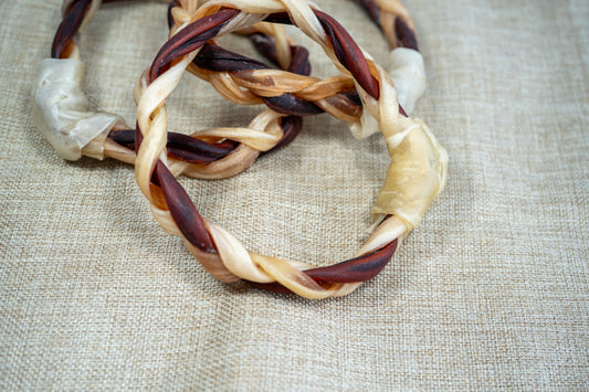 Chew sticks and rings are ideal for mentally stimulating your dog's need to chew. | Les bâtons et anneaux à mâcher sont idéaux pour stimuler mentalement le besoin de mâcher de votre chien.