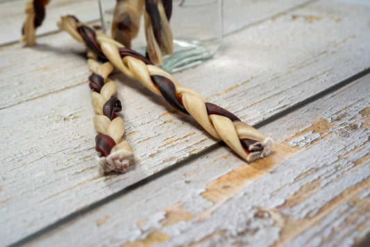Beef collagen sticks for dogs with tips wrapped in collagen sheets. | Bâtonnets de collagène de bœuf pour chien avec embouts enveloppés de feuilles de collagènes.