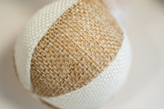 Small beach ball style cat ball made from burlap. | Petit ballon de plage pour chat en toile de jute.