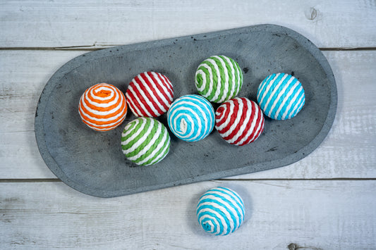 Multicolored seagrass balls for cats. | Boules d'herbiers multicolores pour chats.