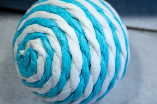 Close-up view of a seagrass ball for cats. | Vue rapprochée d'une balle fait en sisal pour chats.