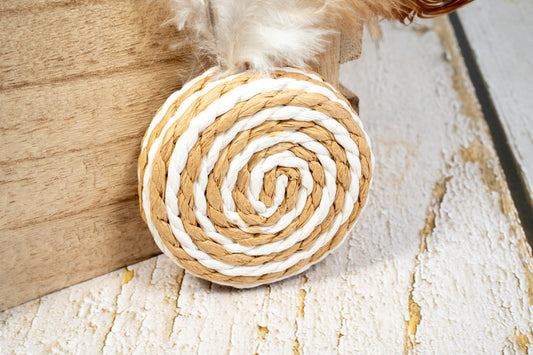 Standing view of the seagrass puck for cats. | Vue debout du hochet pour chat.
