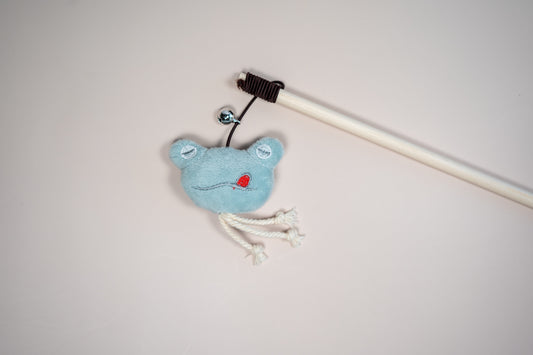 Cat teaser frog head shaped. | Agace-chat en forme de tête de grenouille.