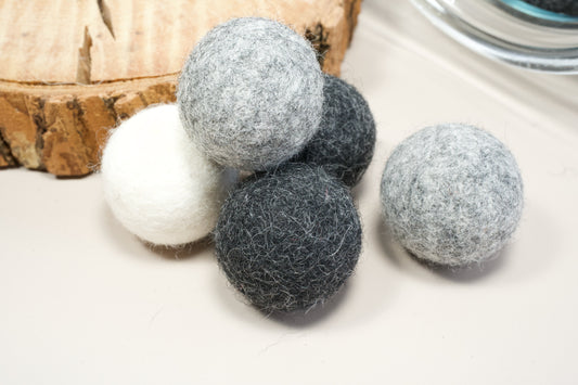 Close-up of wool balls for cats. | Gros plan des balles de laine pour chats.
