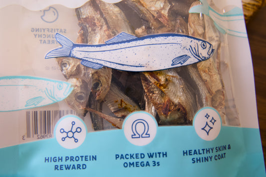 Close-up of packaged fish treats for cats.|Gros plan sur des friandises au poisson pour chats.