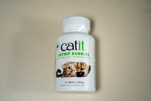 Watch your cat jump and enjoy this safe, 100% Canadian natural catnip. | Regardez votre chat sauter et profitez de cette herbe à chat naturelle et sécuritaire à 100 % canadienne.