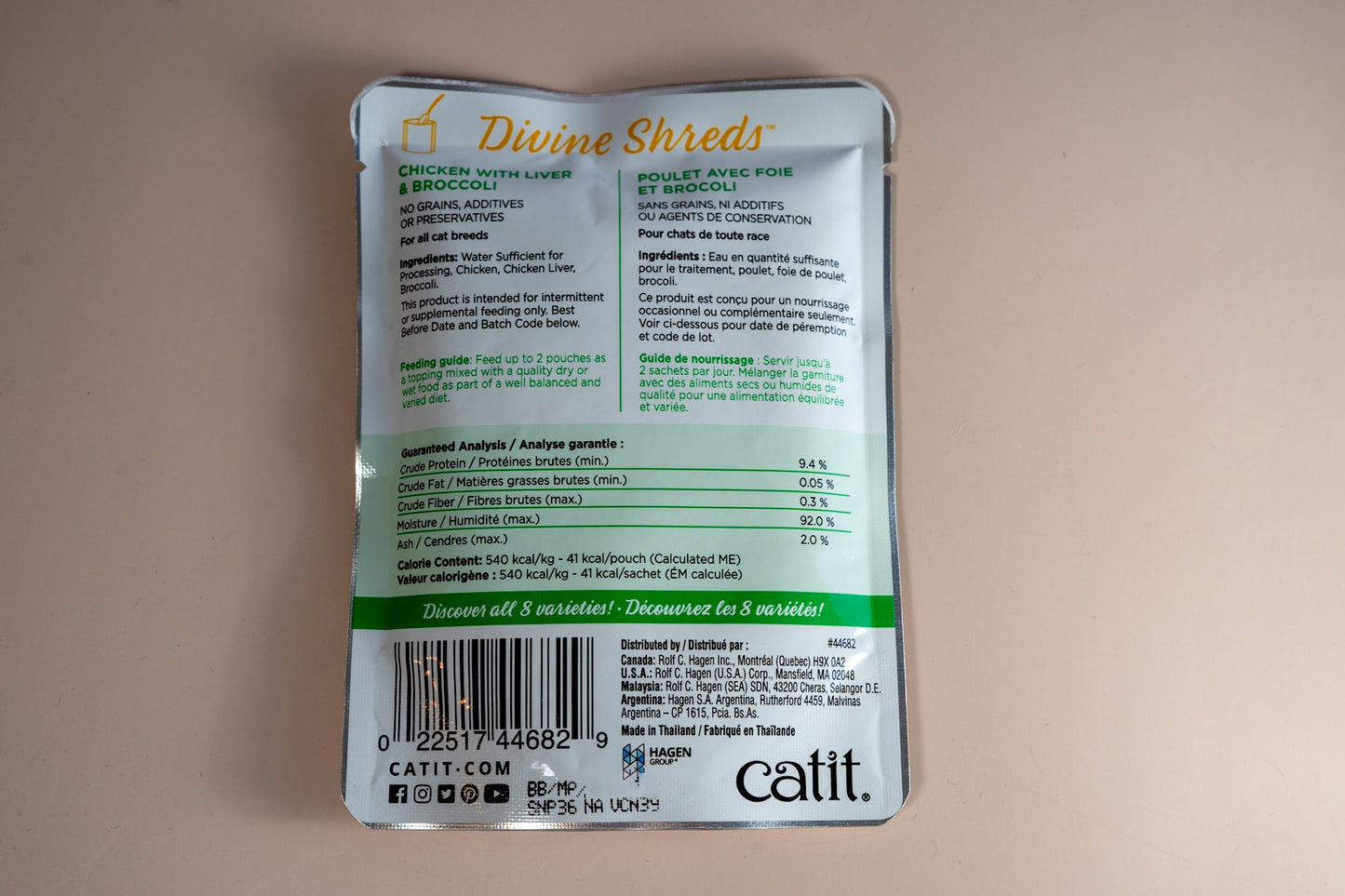 Vue arrière de la nourriture pour chat tooper dans de l'eau au goût de poulet, de foie et de brocoli.