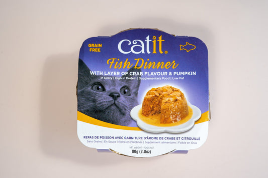 Front view of the Catit Fish Dinner wet cat food with layer of crab flavour and pumpkin. | Vue de face de la nourriture humide pour chats Catit Fish Dinner avec garniture de crabe et citrouille.