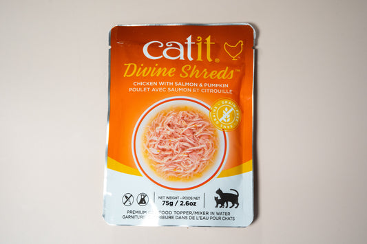 Front view of the Catit Divine Shreds food tooper in water with chicken, salmon and pumpkin flavor. | Vue de face de la nourriture Catit Divine Shreds dans de l'eau au goût de poulet, de saumon et de citrouille.