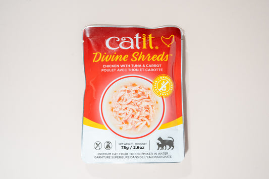 Front view of the Catit Divine Shreds food tooper in water with chicken, tuna and carrot flavor. | Vue de face de la nourriture Catit Divine Shreds dans de l'eau au goût de poulet, de thon et de carotte.