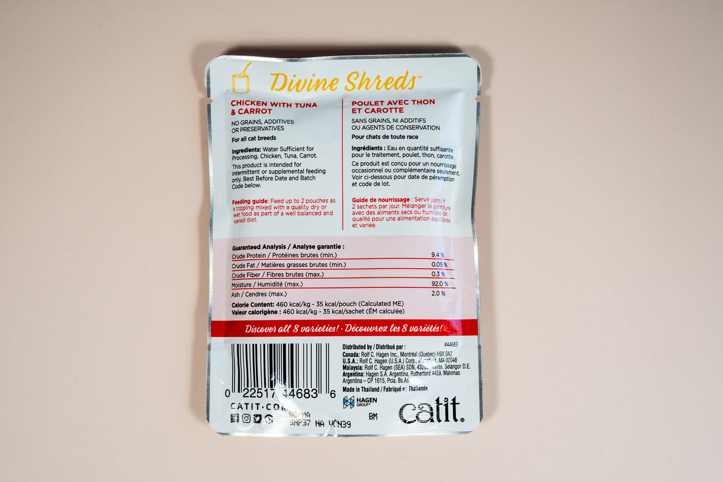 Vue arrière de la nourriture pour chat tooper dans l'eau au goût de poulet, de thon et de carotte.