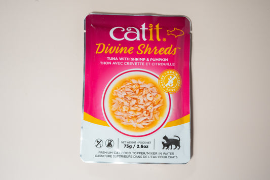 Front view of the Catit Divine Shreds food tooper in water with tuna, shrimp and pumpkin flavor. | Vue de face de la nourriture Catit Divine Shreds dans de l'eau au goût de thon, de crevette et de citrouille.