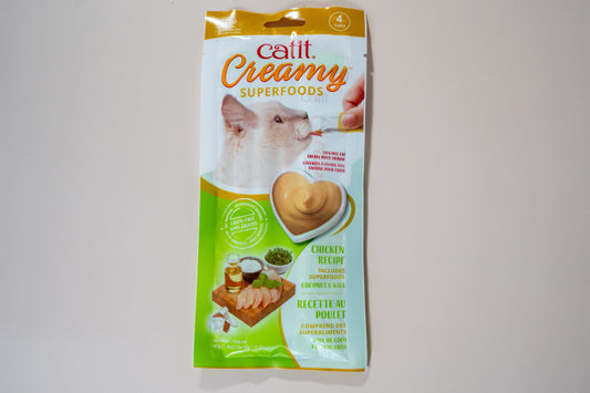 Front view of this superfoods chicken and coconut cat treats. | Vue de face de ces friandises pour chats aux superaliments au poulet et à la noix de coco.