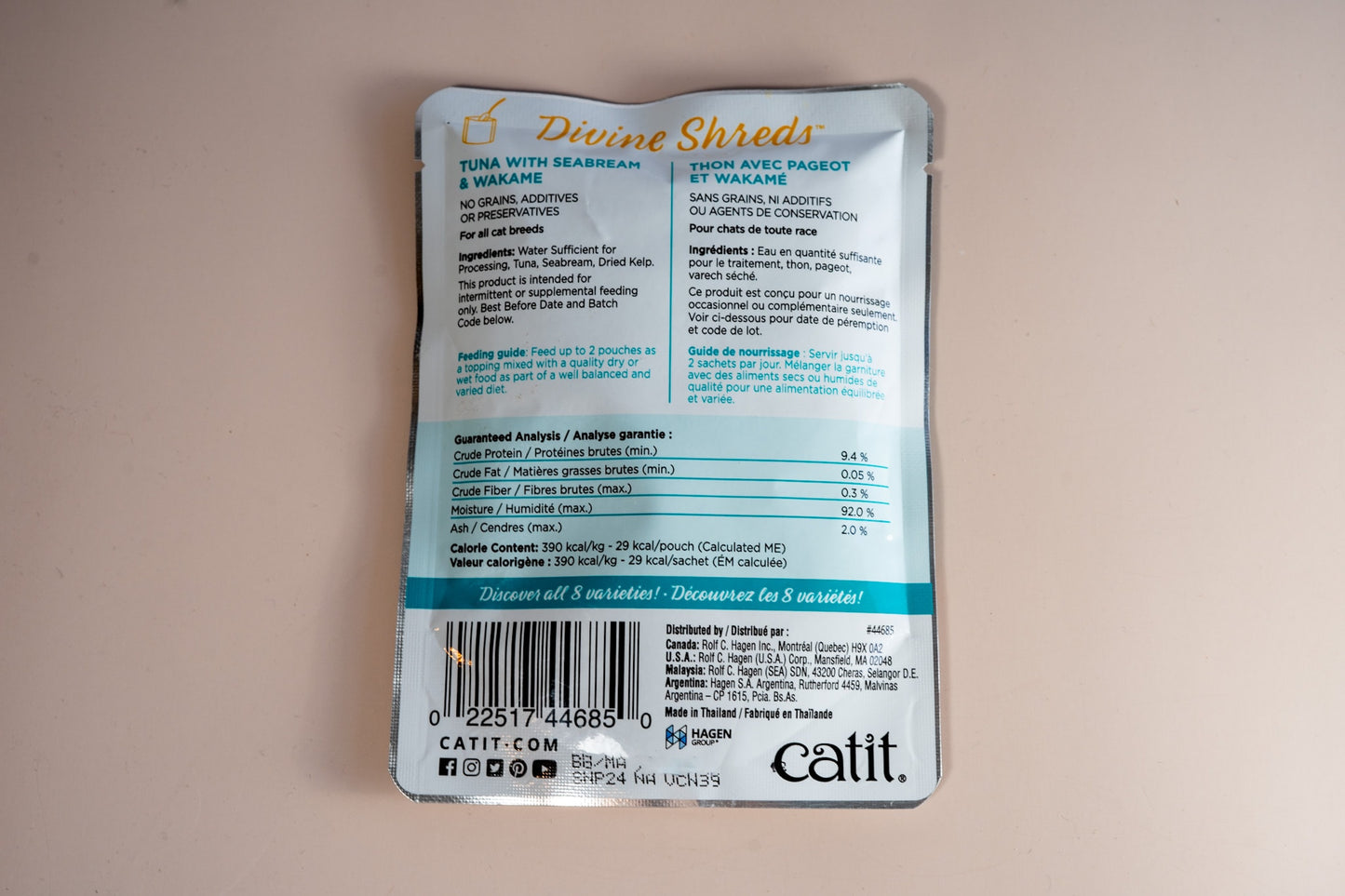 Vue arrière de la nourriture pour chat tooper dans l'eau au goût de thon, pageot et wakame.