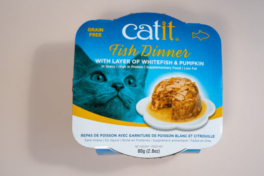 Front view of the Catit Fish Dinner wet cat food with layer of whitefish flavour and pumpkin. | Vue de face de la nourriture humide pour chats Catit Fish Dinner avec une couche de saveur de poisson blanc et citrouille.