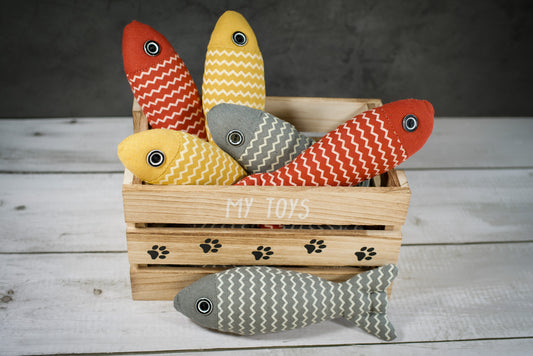 Cat toy with colorful fish pattern and filled with catnip. | Jouet pour chat en forme de poisson coloré et rempli d'herbe à chat.