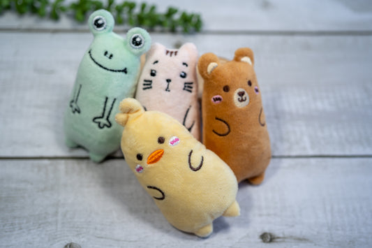 Set of 4 plush catnip toys in pastel colors for cats. | Ensemble de 4 mini peluches pour chat à base d'herbe à chat aux couleurs pastel.