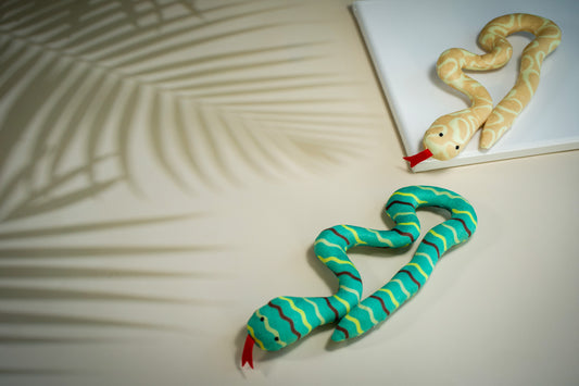 Plush snake cat toys with catnip. | Serpent en peluche pour chat remplie avec de l'herbe à chat.