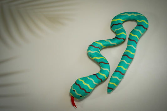 Green plush snake filled with catnip and beige, yellow and brown lines. | Serpent vert en peluche rempli d'herbe à chat aux lignes beiges, jaunes et brunes.