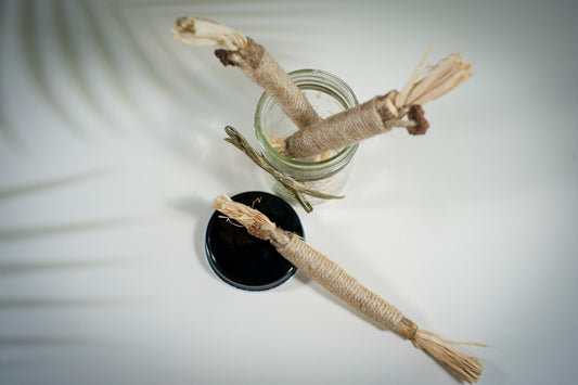 Top view of the silvervine and catmint toy sticks for cats. | Vue de dessus des bâtons à mâcher pour chat fait en vigne argentée et à la menthe à chat pour chats.