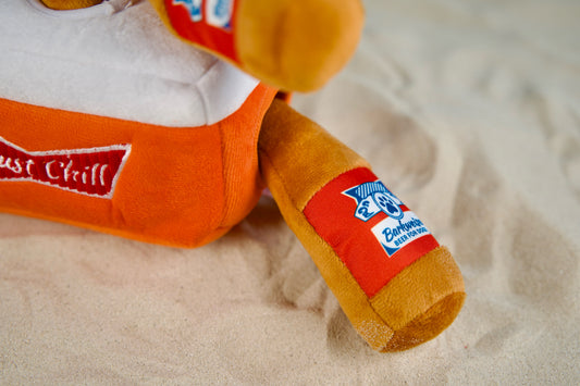 Close-up of three squeaky plush beer bottles inside a soft cooler.|Gros plan sur trois bouteilles en peluche avec couineur à l’intérieur d’une glacière douce.