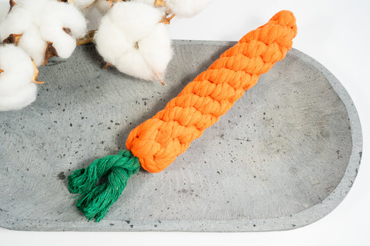 Carrot-shaped dog toy woven from strong and durable cotton rope. | Jouet pour chien en forme de carotte tissée en corde de coton résistant et durable.