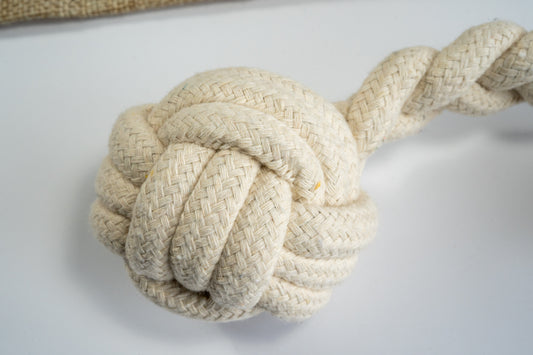 Close-up view of the monkey fist of the cotton rope dog toy. | Vue rapproché du poing de singe du jouet pour chien en corde de coton.