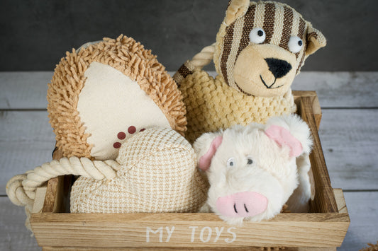 Close-up view of neutral colored plush and rope dog toys. | Vue rapprochée de jouets pour chiens en peluche et en corde de couleur neutre.