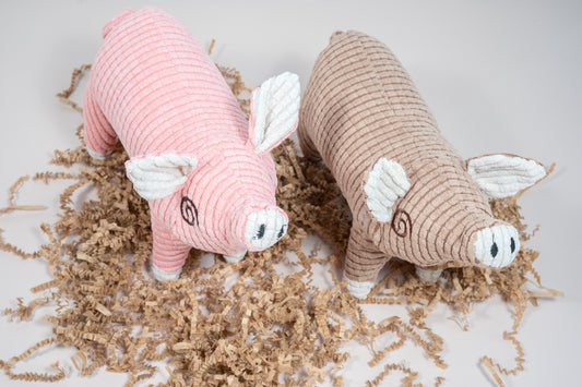 Two stuffed pigs for dogs seen from above. | Deux cochons en peluche pour chiens vus de haut.
