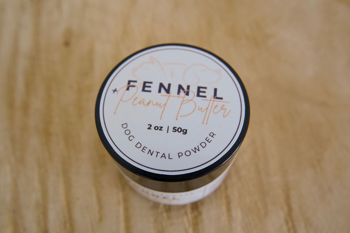 Poudre dentaire pour chiens au fenouil et au beurre de cacahuète fait à la main par Furry Garden Co., désigné pour être mélange à de l’eau pour former une pâte à dents pour chiens.