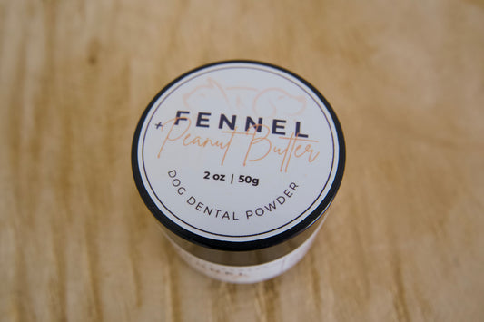 Fennel & Peanut Butter Dog Dental Powder by Furry Garden Co., designed to mix with water into a paste for brushing dogs’ teeth.|Poudre dentaire pour chiens au fenouil et au beurre de cacahuète fait à la main par Furry Garden Co., désigné pour être mélange à de l’eau pour former une pâte à dents pour chiens.
