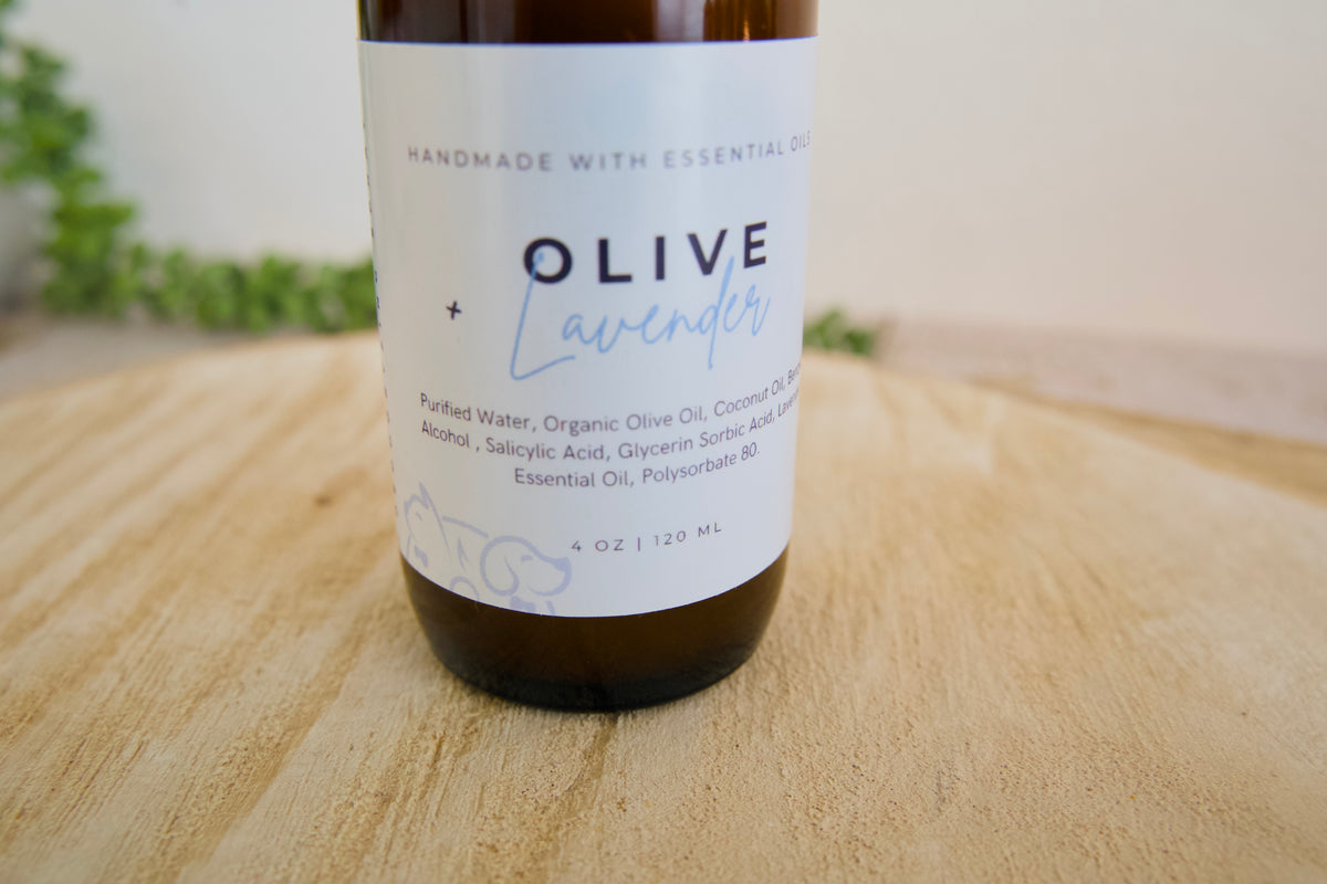 Spray désodorisant Olive + Lavande pour chiens : un produit au parfum floral destiné à rafraîchir le pelage, idéal après le bain, les promenades ou les aventures en plein air.