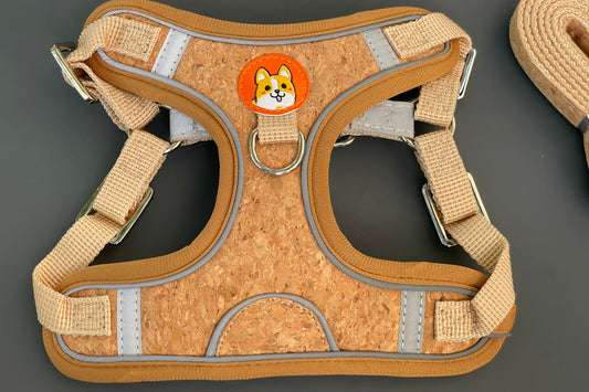 Dog harness with cork texture and brand logo on a gray background.|Harnais pour chien avec texture liège et logo de la marque sur fond gris.