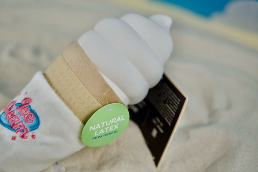 Ice cream food party dog toy featuring latex and plush materials with squeaker and crinkle sounds.|Jouet fête crème glacée pour chien avec matériaux latex et peluche avec sons couineur et froissé.