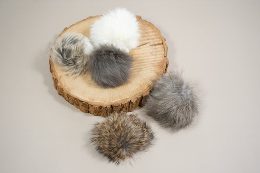 Handmade real rabbit fur cat pompoms in various colors, filled with natural wool. | Pompons pour chat de couleurs variés en fourrure véritable de lapin faits à la main, remplis de laine naturelle. 