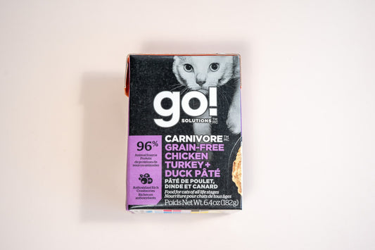 Chicken, turkey and duck food for cats with 96% animal source protein and antioxidant rich cranberries. | Nourriture pour chats au poulet, dinde et canard et dont 96% des protéines sont de sources animales et riches en antioxants..