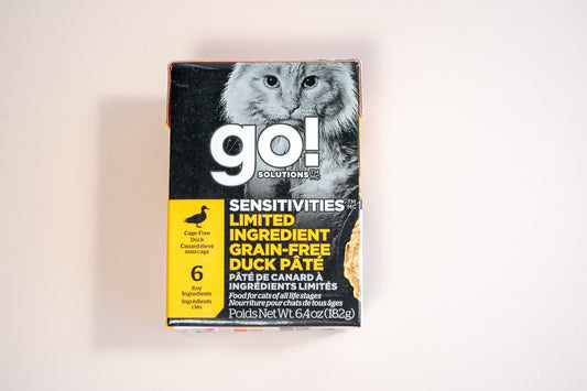 Food for cats from cage-free duck and 6 key ingredients. | Nourriture pour chats au canard élevé en liberté et 6 ingrédients clés.