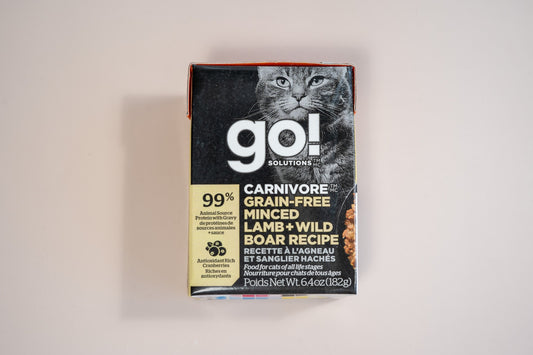 Grain-free lamb and wild boar food for cats with 99% animal source protein with gravy and antioxidant rich cranberries. | Nourriture pour chats à l'agneau et sanglier dont 99% des protéines sont de sources animales et riche en antioxydants.