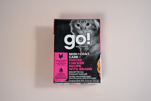 Food for cats from cage-free chicken with gravy and omega oils for skin and coat. | Nourriture pour chats au poulet élevé en liberté et avec huiles oméga pour la peau et le pelage.