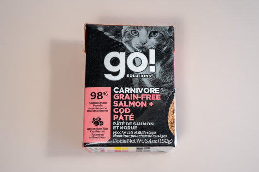 Food for cats with 98% animal source protein and antioxidant rich cranberries. | Nourriture pour chats avec 98% de protéines de sources animales et riche en antioxydants.