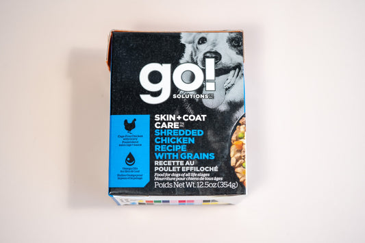 Food for dogs of all life stages with cage-free chicken with omega oils for skin and coat. | Nourriture pour chiens de tous âges au poulet élevée en liberté avec huiles oméga pour la peau et le pelage.