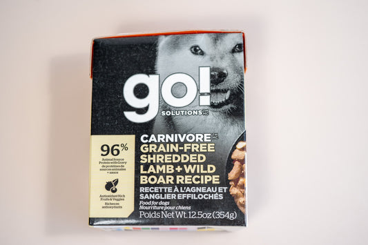 Food for dogs with 96% animal source protein with gravy and antioxidant rich fruits and veggies. | Nourriture pour chiens à l'agenau et sanglier dont 96% de protéines animales et sauce et qui est riche en antioxydants.