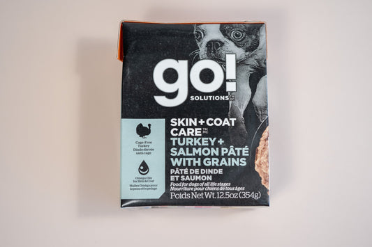 Food for dogs of all life stages with cage-free turkey and salmon with omega oils for skin and coat. | Nourriture pour chiens de tous âges à la dinde élevée en liberté et saumon avec huiles oméga pour la peau et le pelage.