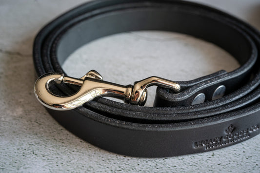 Dog leash with metal clip in silver color. | Laisse pour chien avec clip en métal de couleur argent.
