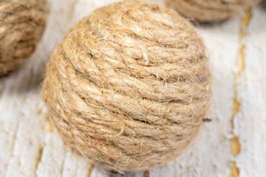 Close-up view of the hemp fibers of the cat ball toy. | Vue rapprochée des fibres de chanvre de la balle pour chat.